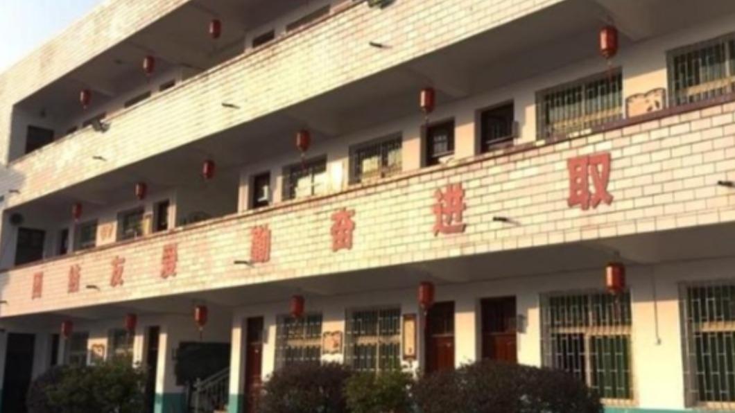 中國大陸湖男某小學驚傳大型猥褻、性侵事件。（圖／翻攝自@新京報　微博）
