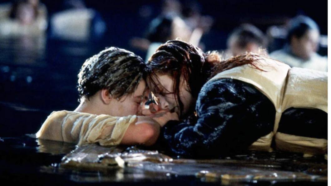 經典好萊塢電影《鐵達尼號》最知名的場景，當時蘿絲躺著的門板，今日以2千萬拍賣售出。（圖／翻攝自Heritage Auctions官網）