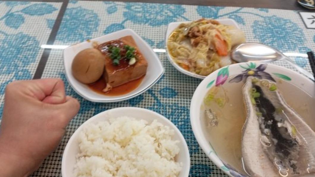 網友表示三樣菜、一碗湯和一碗白飯要260元。（圖／翻攝自PTT）