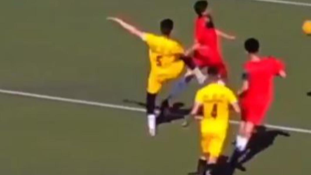 阿爾及利亞一名17歲業餘足球員在爭球時不慎被對手踹肚，當場離奇身亡。（圖／翻攝自X）