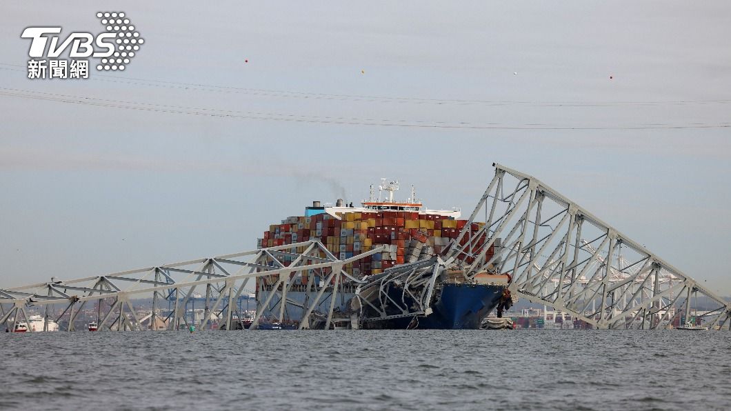 巴爾的摩港「凱伊橋」被貨船撞垮，至少有20人落入河中。（圖／達志影像路透社）