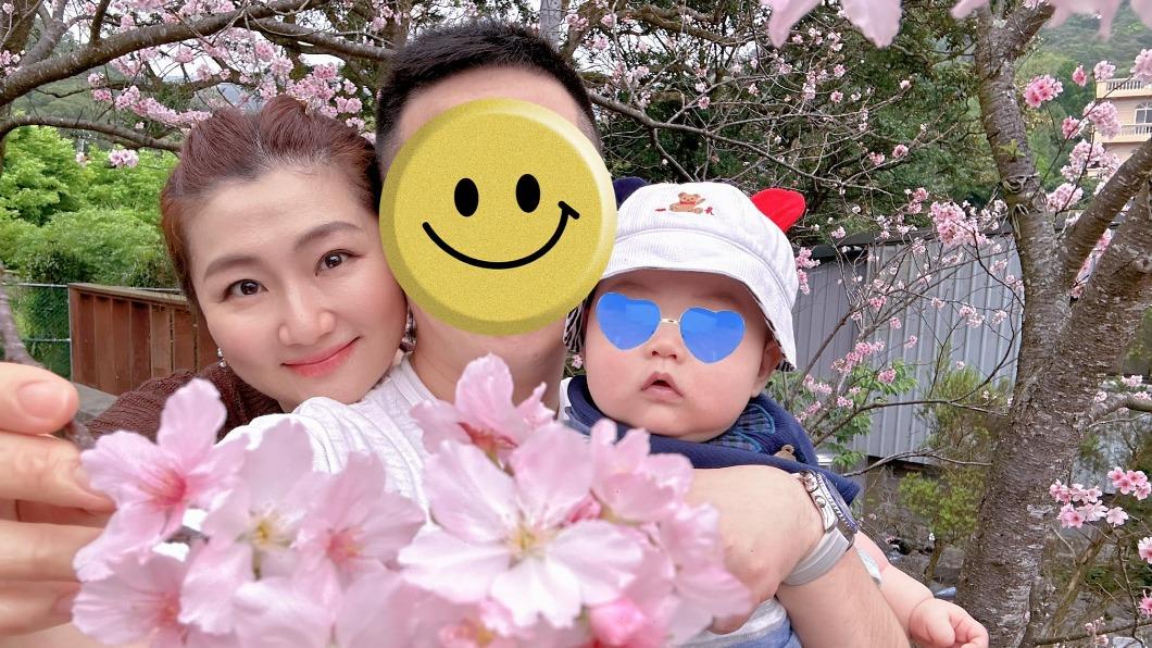 Selina（左起）和小徐帶著兒子小腰果一起賞櫻。（圖／翻攝自Selina臉書）