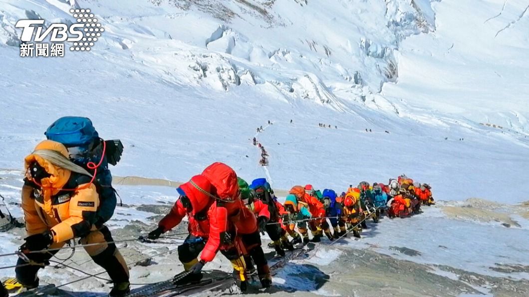 聖母峰每年會吸引大量登山客挑戰，但也產生嚴重的汙染問題。（圖／達志影像美聯社）