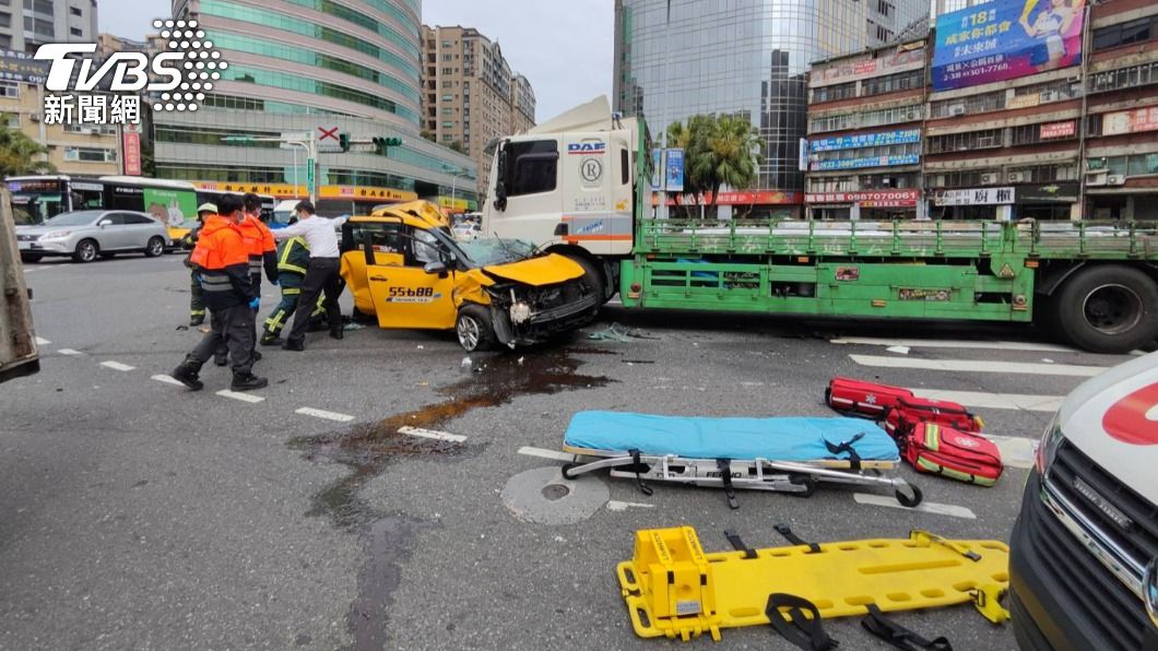 計程車路口與大貨車對撞，駕駛命危送醫。（圖／TVBS）
