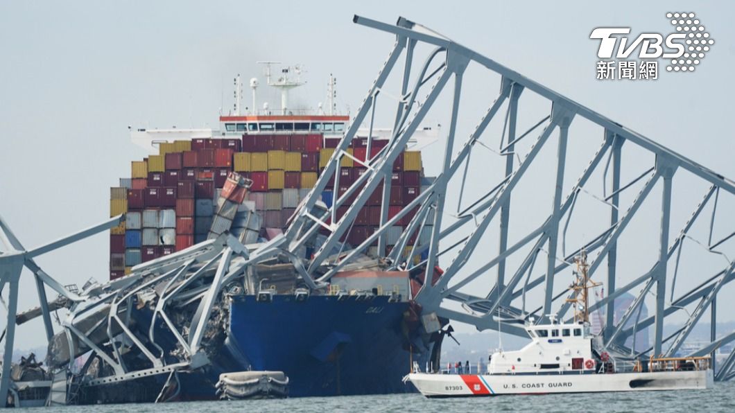 發生事故的達利號上的貨櫃疑似裝有潛在的危險物質。（圖／達志影像美聯社）