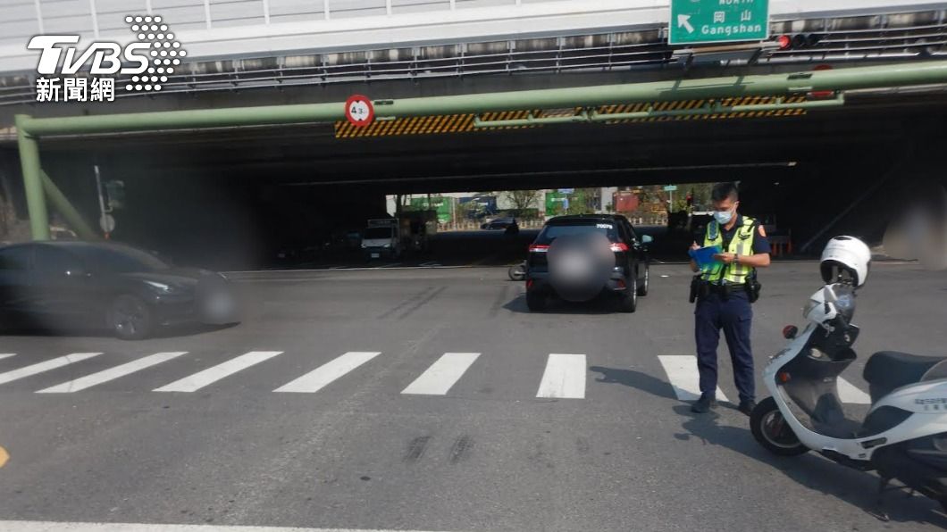 事發原因疑似黃女未遵守號誌所致。（圖／TVBS）