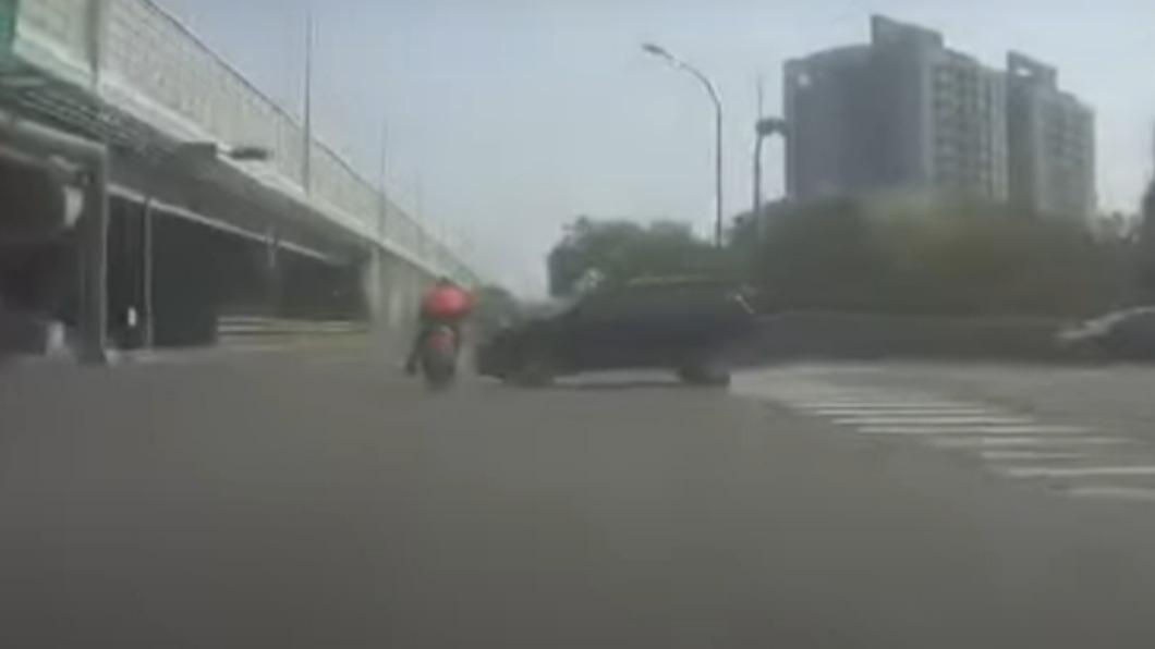 騎士曾男送醫後無大礙。（圖／翻攝自記者爆料網）