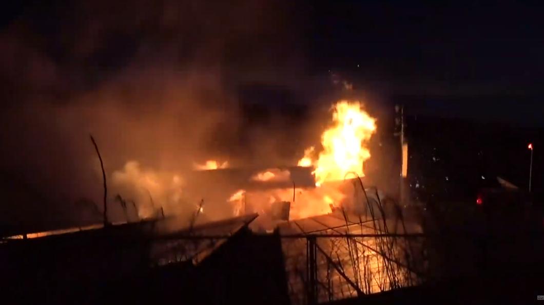鹿兒島縣一座發電廠27日晚間發生火災爆炸，導致4名消防員受傷送醫。（圖／翻攝自TBS NEWS DIG）