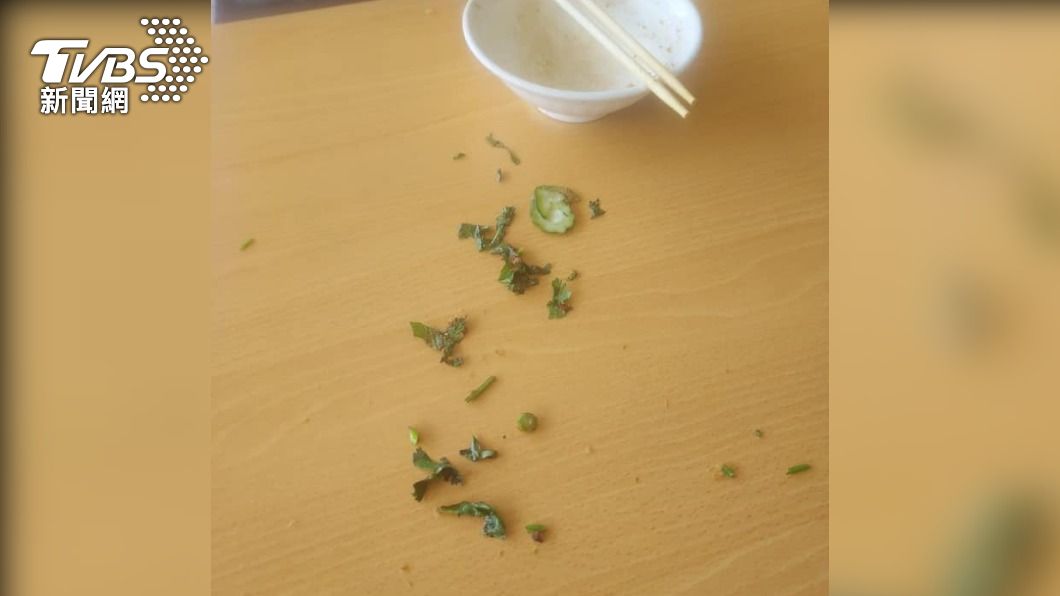 女客因不爽台南米糕有加香菜，於是拿筷子夾起怒甩整桌香菜。（圖／TVBS）