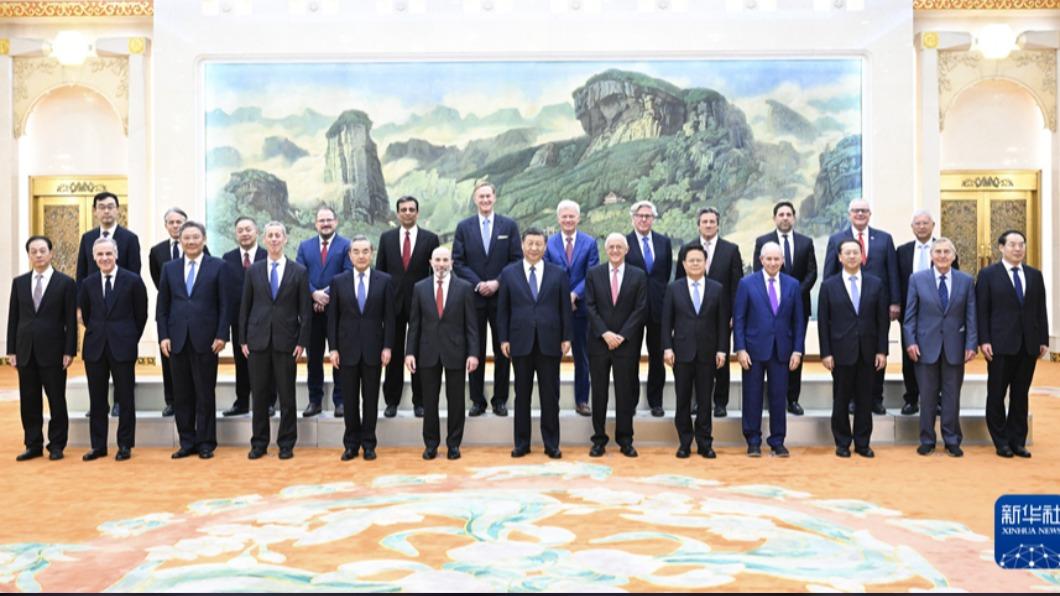 習近平27日在北京人民大會堂會見美國工商界和戰略學術界代表。（圖／翻攝自《新華社》）