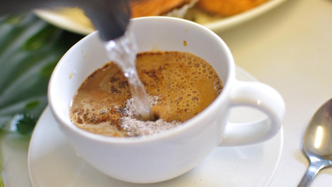 即溶咖啡粉裡面有澱粉，若用太熱的水沖會結塊，無法完全沖開。（示意圖／shutterstock達志影像）