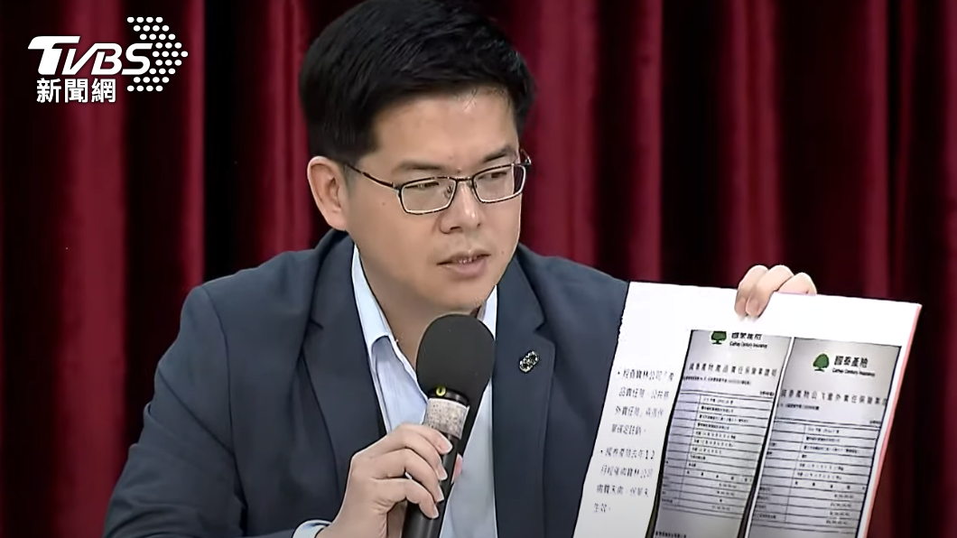 台北市法務局局長連堂凱拿出寶林兩張失效的保單進行說明。（圖／TVBS）