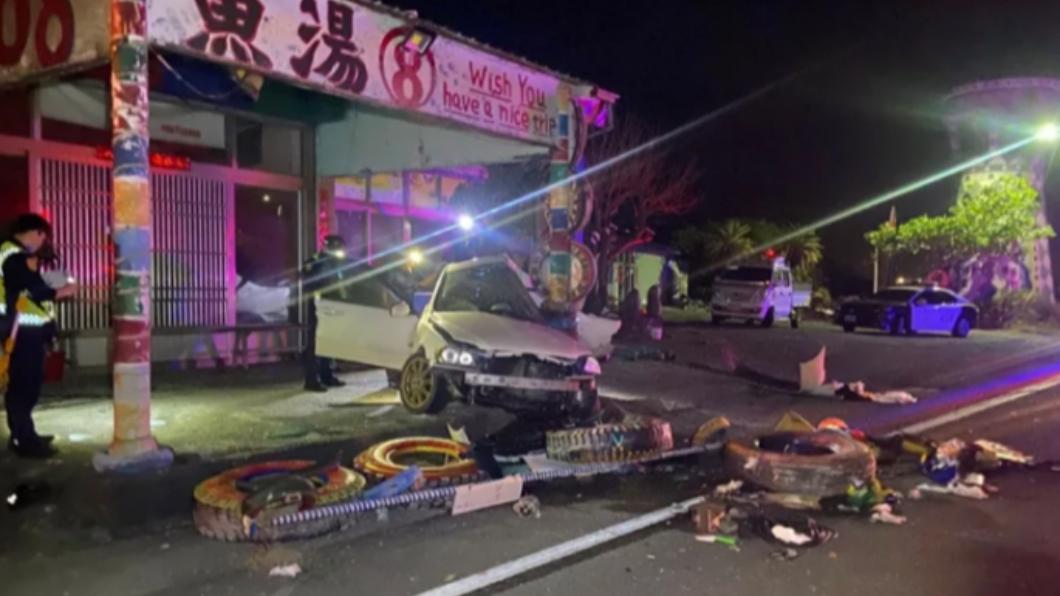 台東轎車失控　高速撞餐廳「男女傷重不治」