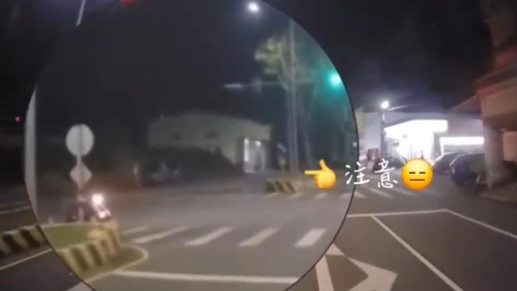 大寮區有一名婦人騎車闖紅燈，嚇得大車駕駛飆國罵。（圖／抖音@hahardd）