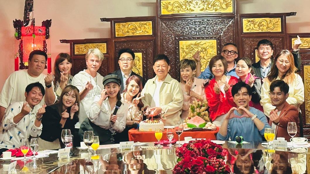 許志豪（前排右二）昨在圓山大飯店替爸爸舉辦74歲壽宴，邀請許多星友到場同樂。（圖／翻攝自許志豪臉書）