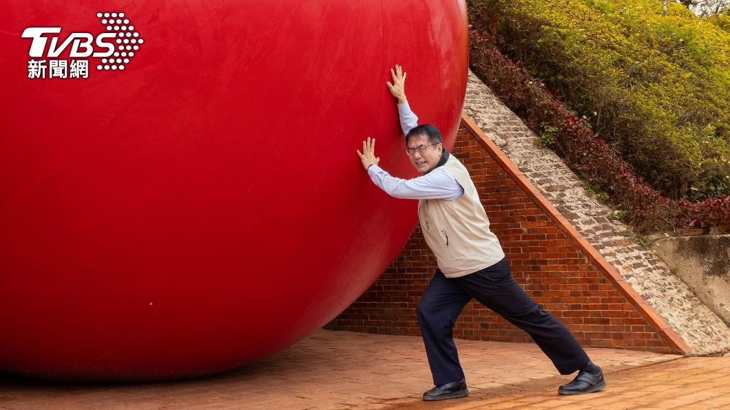 紅球計畫抵達台南，台南市長黃偉哲表示歡迎民眾把握難得的機會，跟隨紅球的行蹤。（圖／翻攝自黃偉哲臉書）