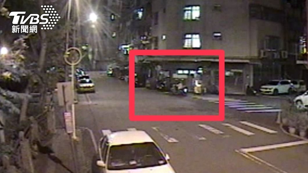 吳女酒後騎機車沿經大誠街49巷時突然自摔路倒。（圖／TVBS）