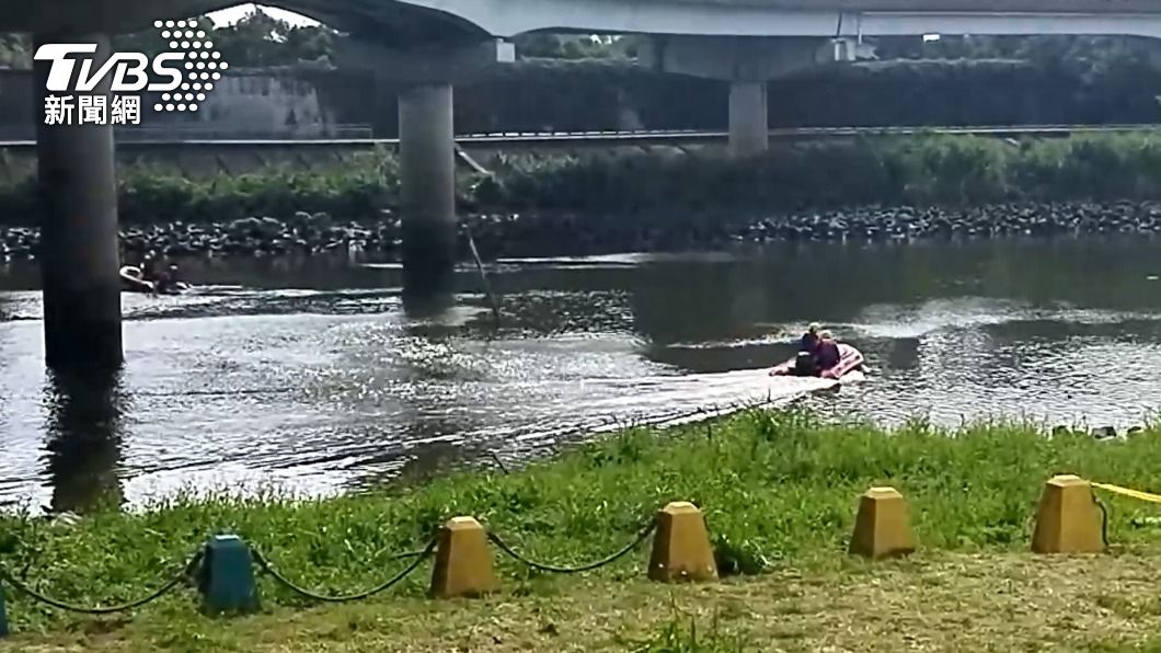 警消人員今日一早就在基隆河展開搜救。（圖／TVBS）