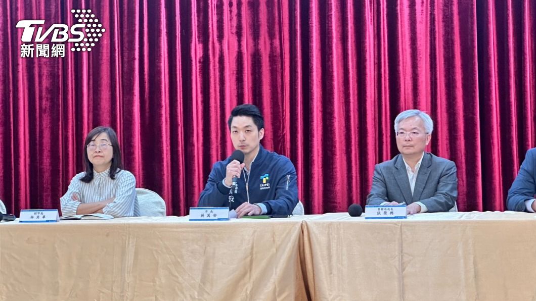 台北市長蔣萬安今下午率陳彥元、法務局長連堂凱等人舉行記者會。（圖／林至柔攝）