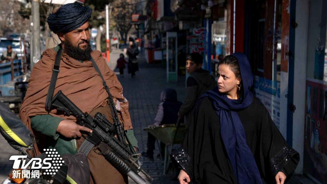 塔利班重奪阿富汗政權至今，一點一滴剝奪女性權利，甚至要恢復公開鞭刑與投石死刑。（圖／達志影像美聯社）