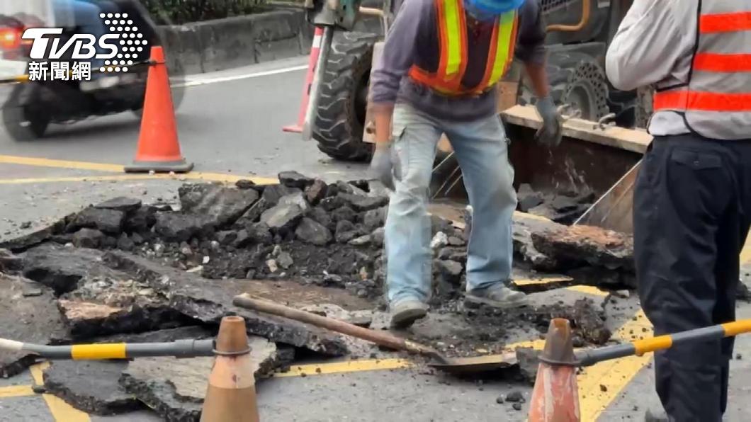 路面兩度炸裂竄煙！台電電纜故障 害路龜裂、824戶停電│TVBS新聞網
