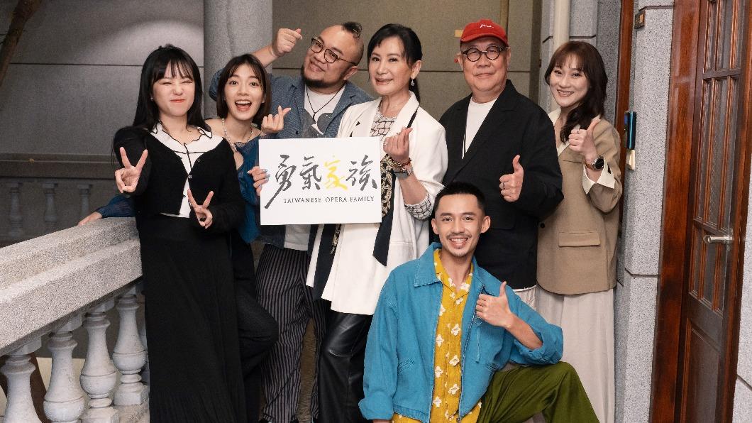 鄭茵聲（左起）、林雨宣、葉天倫、陳亞蘭、洪毓璟、導演林博生、何佩芸出席青睞影視春酒，宣傳新作《勇氣家族》。（圖／青睞影視提供）