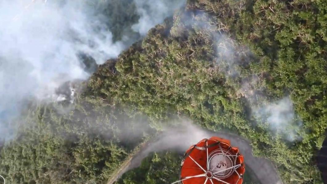 綠島森林火災燒兩天一夜 陸海空協力救火(圖/林保署台東分署提供)