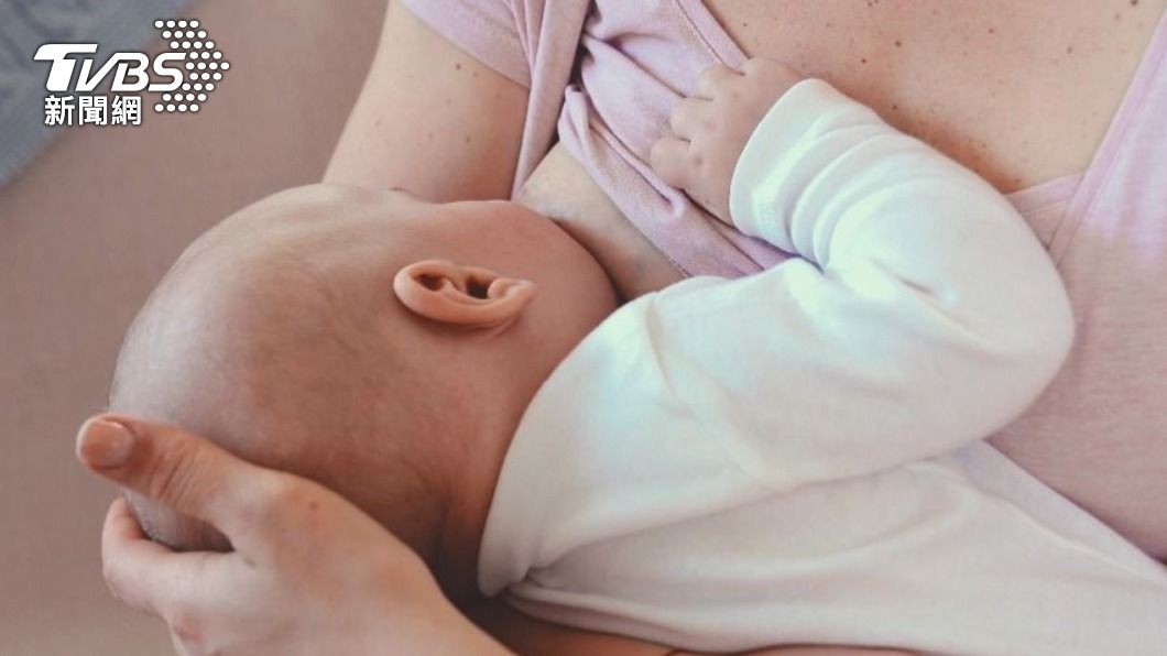 人妻餵母乳被婆婆「錄影」。（示意圖／shutterstock達志影像）