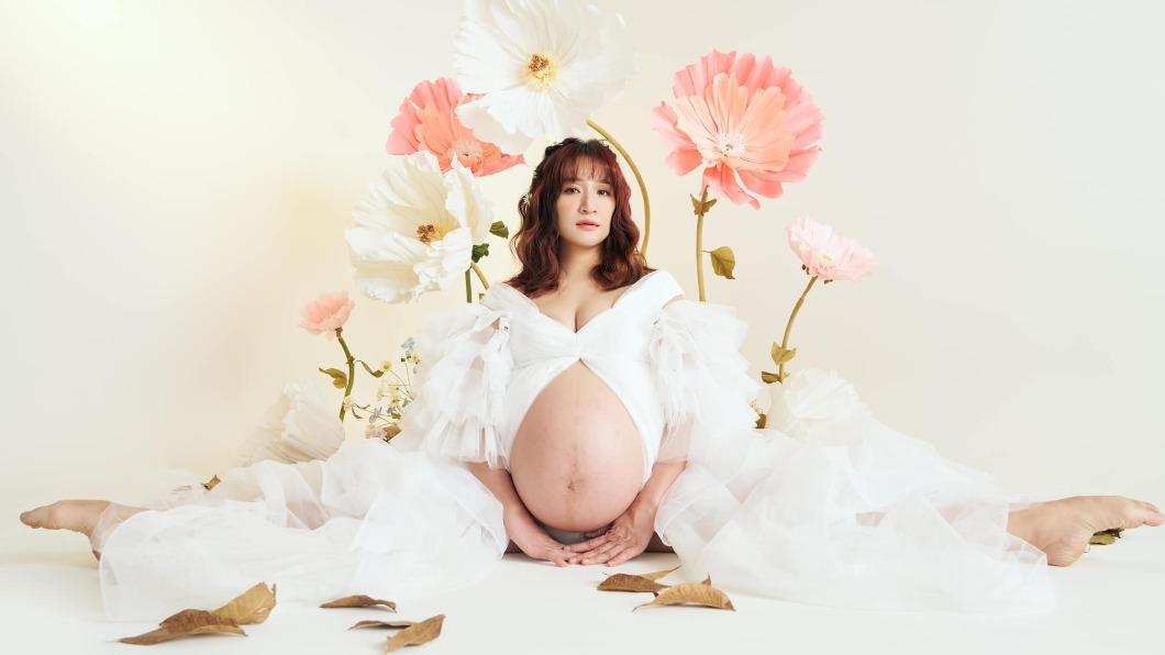 羅美玲生產在即，前陣子特地拍攝孕婦寫真紀錄第3胎。（圖／翻攝自羅美玲臉書）