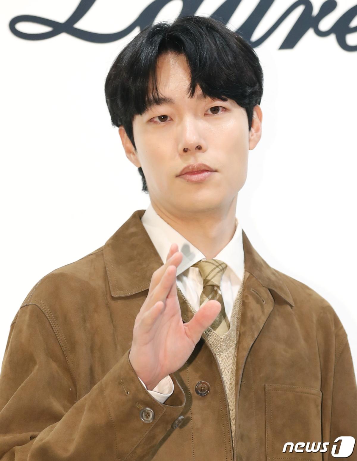 柳俊烈出席時尚活動表情嚴肅。(圖/news1提供)