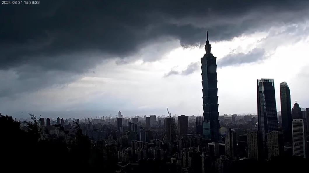 烏雲壟罩台北信義區上空，彩色監視器畫面也變黑白。（圖／翻攝自YouTube@taipeitravelofficial）