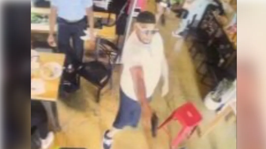 警方公布咖啡廳內的監視器畫面，可以看到一名白衣男子手中持槍。（圖／翻攝自NEWS NATION）