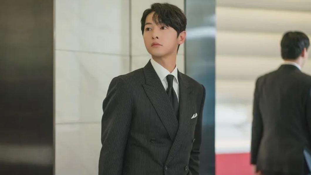 宋仲基客串《淚之女王》，飾演金智媛的離婚律師「文森佐」。（圖／翻攝自tvN）