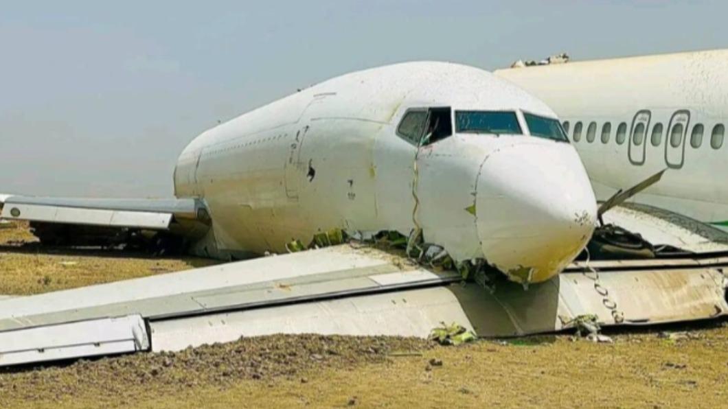 波音727降落在南蘇丹馬拉卡爾機場時，操作失誤失控墜毀。（圖／翻攝自X @aviationbrk）