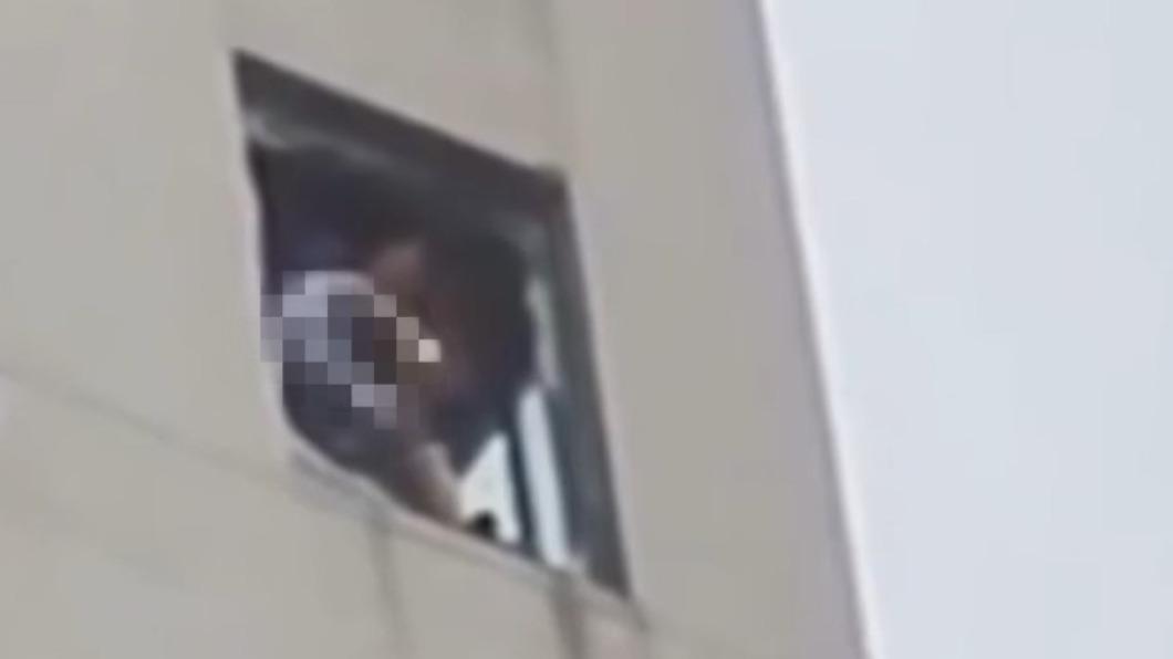 中國大陸一名女子將3歲兒子從22樓窗戶扔下。（圖／翻攝自@澎湃新聞　微博）