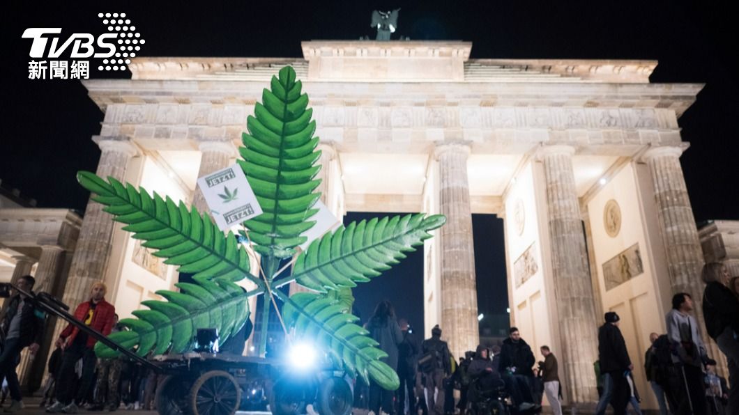德國從4月1日起，允許大麻部份合法化，大批民眾聚集布蘭登堡門慶祝。（圖／達志影像美聯社）