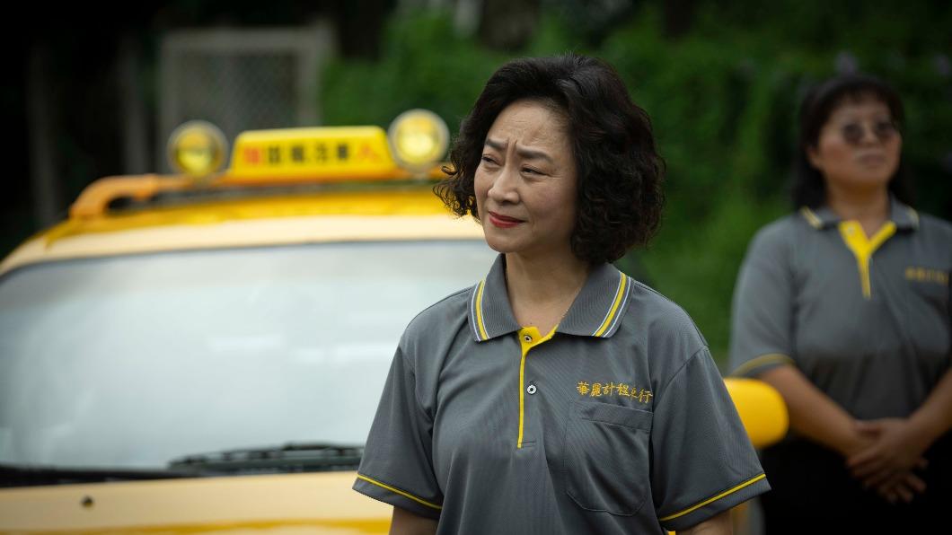 楊麗音在《華麗計程車行》中飾演車行董娘。（圖／華視、LINE TV提供）
