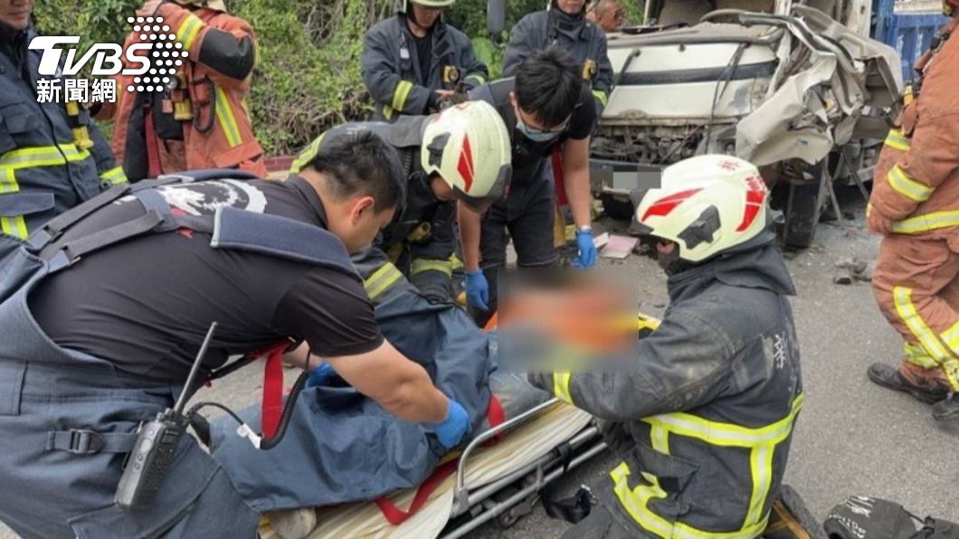 消防人員將受困駕駛救出送醫。（圖／TVBS）