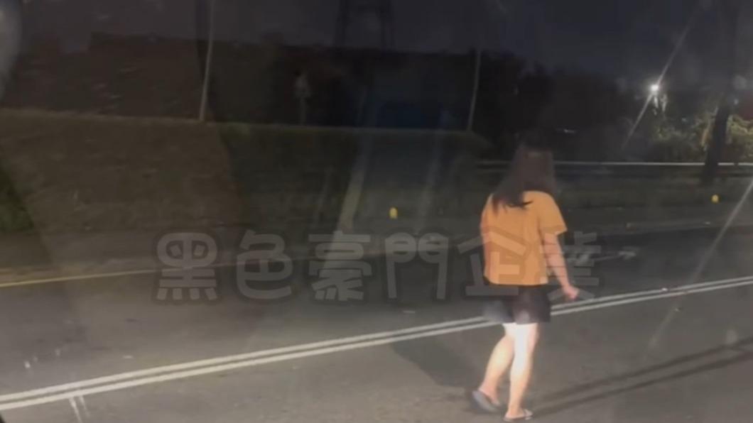 高雄一名長髮短褲女子走在路中央動作緩慢，像是在散步。（圖／翻攝自黑色豪門）