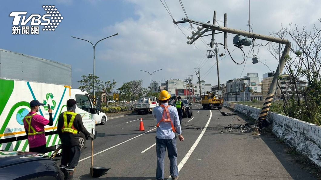 台南一名駕駛疑似恍神，自撞電杆造成短暫停電。（圖／TVBS）