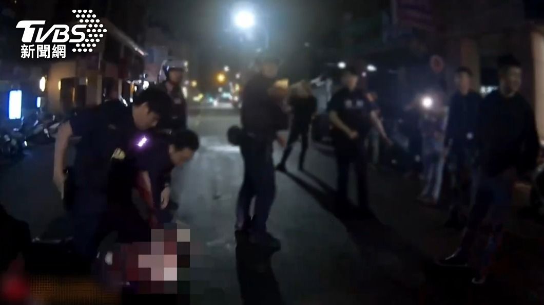 警方到場後噴灑辣椒水壓制逮捕滋事民眾。（圖／TVBS）