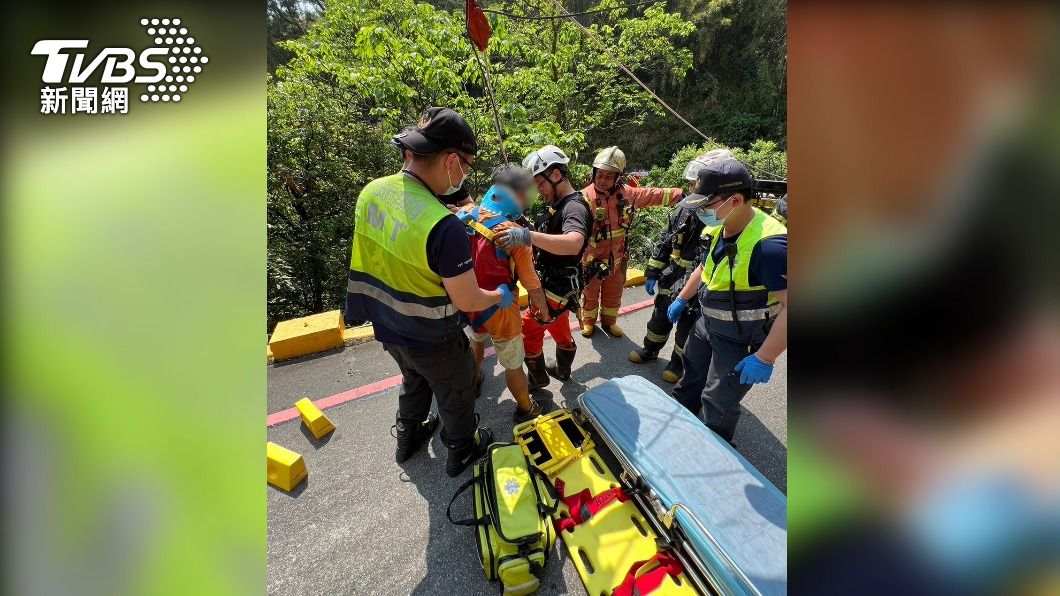 警消將駕駛吊掛上路面。(圖/TVBS)