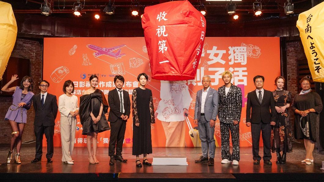 江口德子（左六）與導演及川博則（左二）來台宣傳《獨活4》。（圖／中華電信提供）