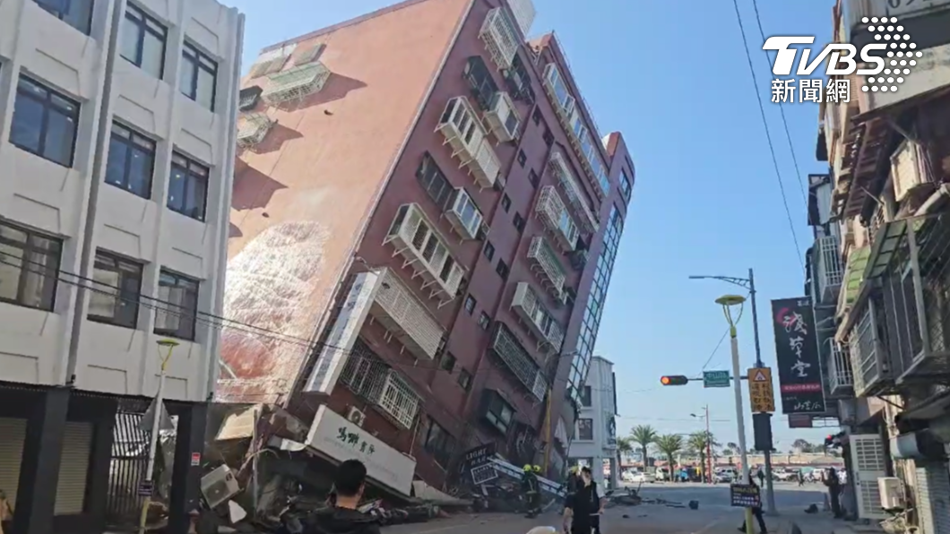 花蓮大地震多處樓房倒塌。（圖／TVBS）