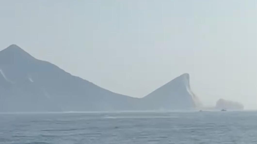 今早強震，宜蘭龜山島龜頭小部分崩落。（圖／讀者提供）