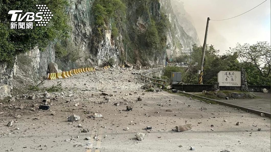 蘇花公路山崩、掉落大量碎石。（圖／TVBS）