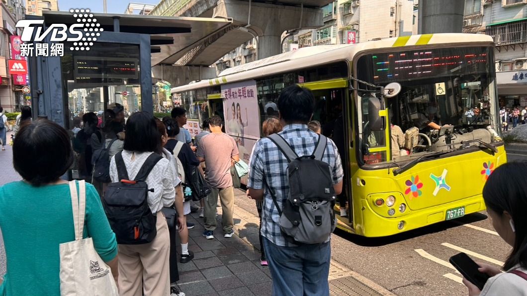 北捷一度停駛，台北上班族塞爆公車站。（圖／TVBS）