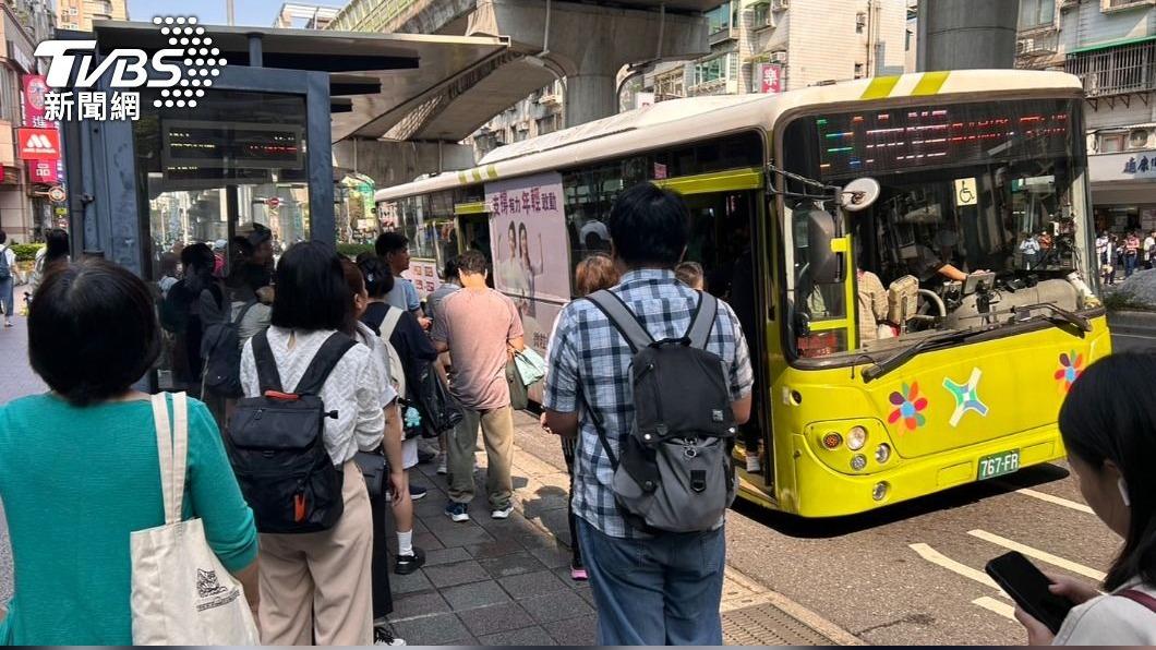 地震造成捷運一度停駛。（圖／TVBS）