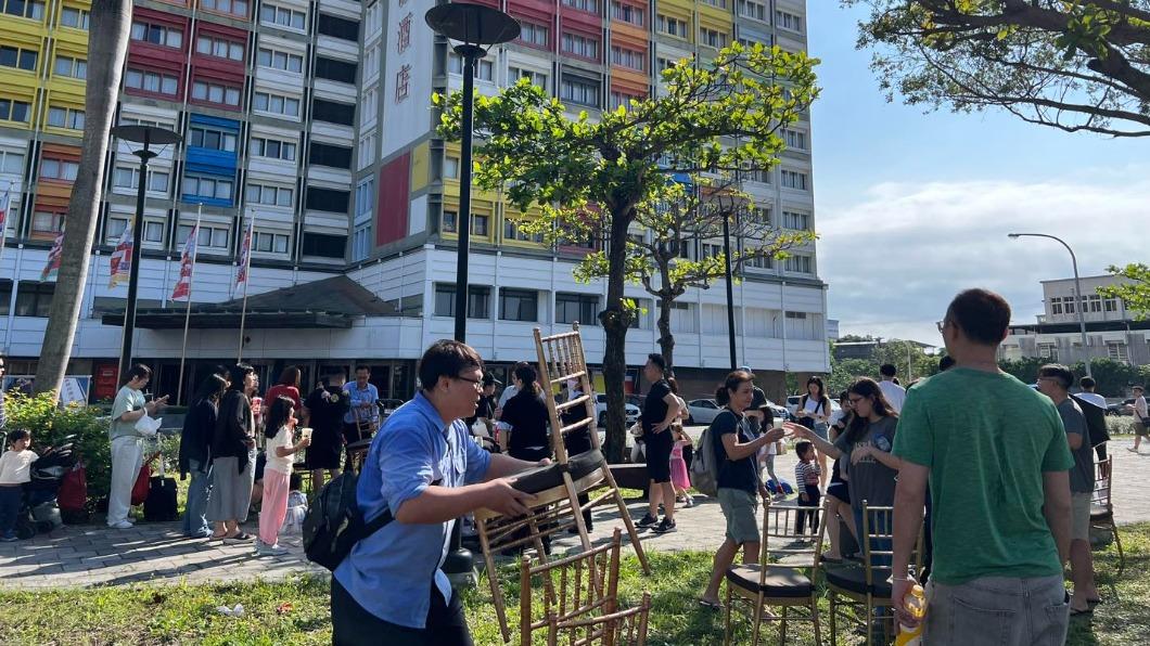 旅客一早被地震搖醒，拿行李急逃。（圖／翻攝自花蓮翰品酒店臉書）