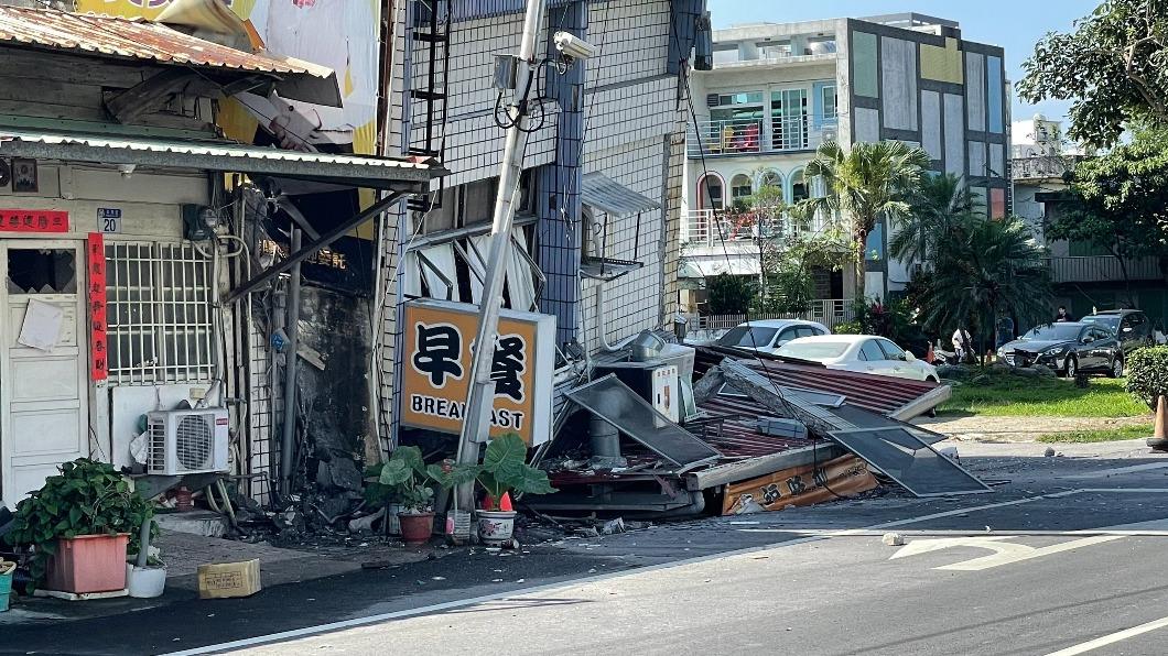 今發生規模7.2地震，花蓮市一棟民宅嚴重傾斜，一樓早餐店幾乎遭壓毀。（圖／中央社）